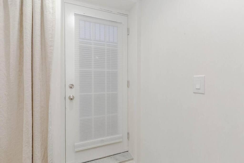 Luxury Basement Apartment In Oakville Exterior photo