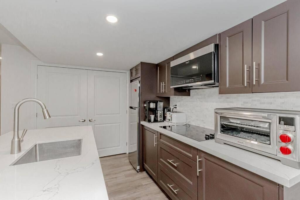 Luxury Basement Apartment In Oakville Exterior photo