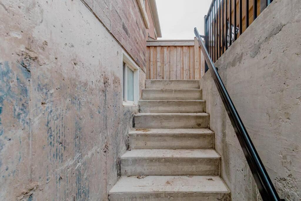 Luxury Basement Apartment In Oakville Exterior photo