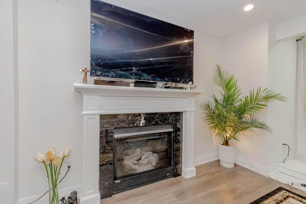 Luxury Basement Apartment In Oakville Exterior photo