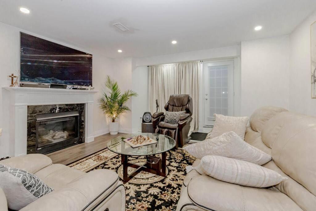 Luxury Basement Apartment In Oakville Exterior photo