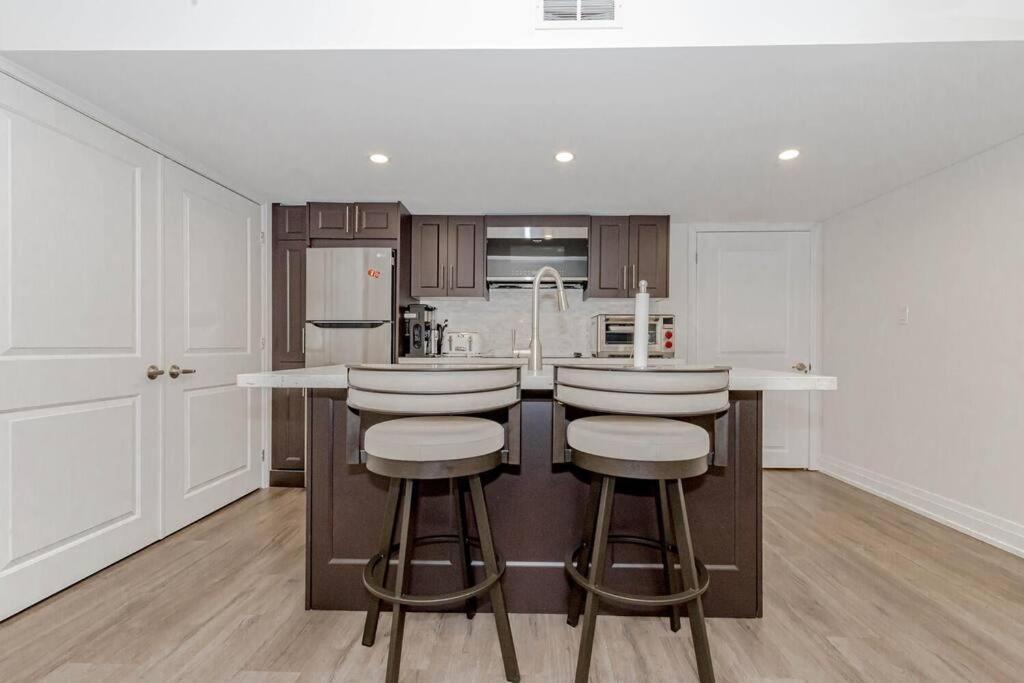 Luxury Basement Apartment In Oakville Exterior photo