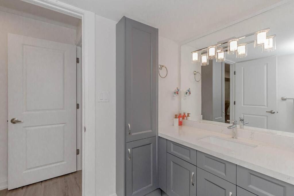 Luxury Basement Apartment In Oakville Exterior photo